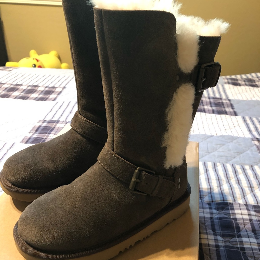 Girls UGG BOOTS. Worn 2 times it’s like new